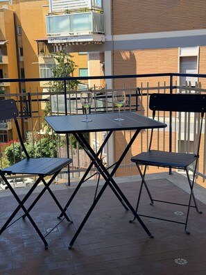 Monolocale con balcone, vista città | Blick vom Balkon