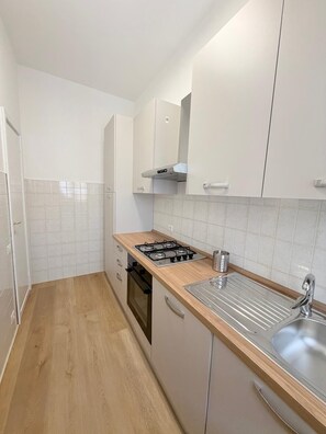 Monolocale con balcone, vista città | Privat køkken