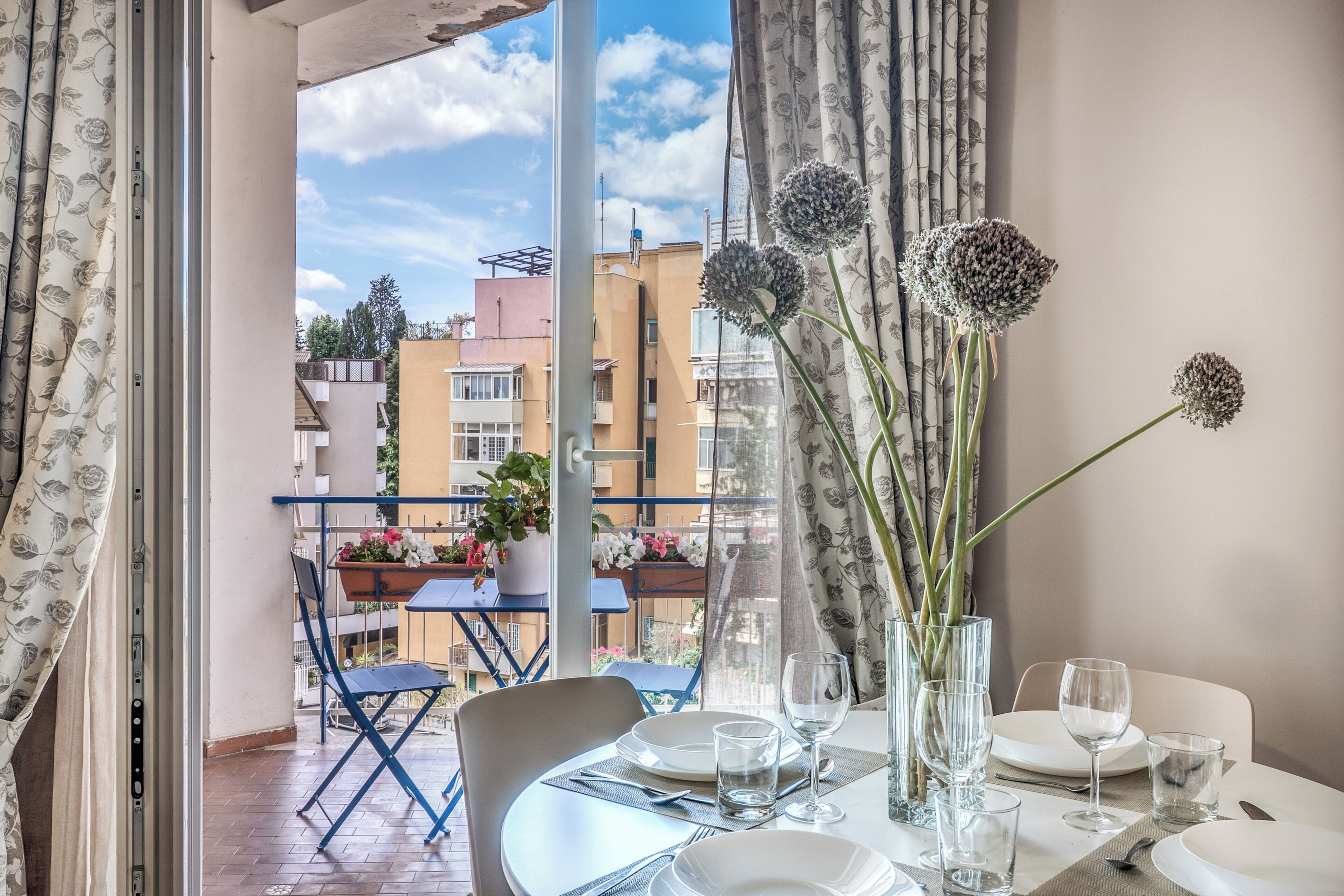 Monolocale con balcone, vista città | Front of property