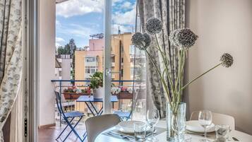 Monolocale con balcone, vista città | Front of property