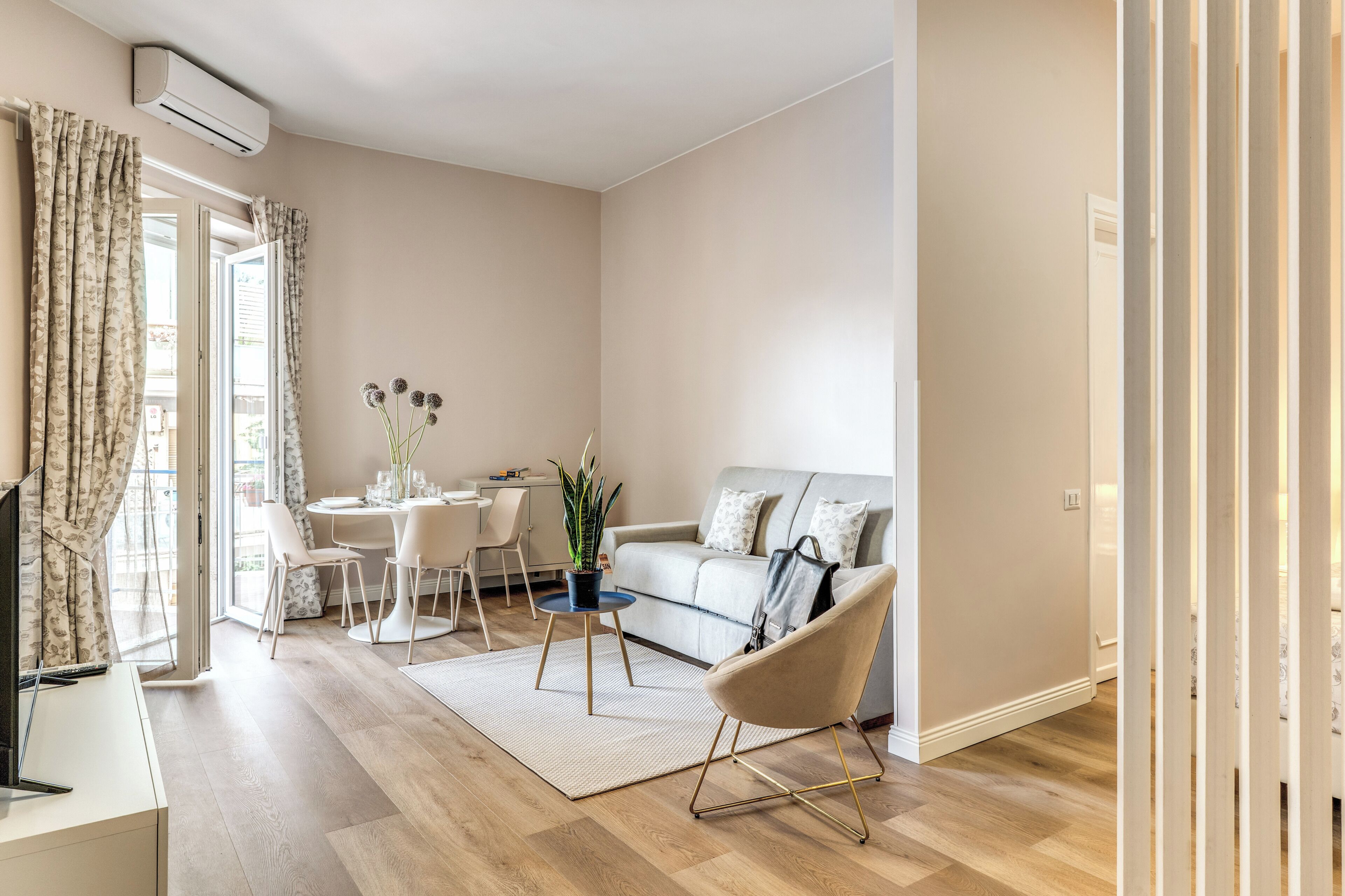 Monolocale con balcone, vista città | Living area | 45-inch flat-screen TV with satellite channels