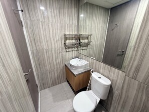 Comfort Studio, City View | Bathroom - Pakuwon Residence by Bonzela Property (Bekasi)