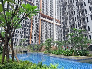 Una piscina al aire libre