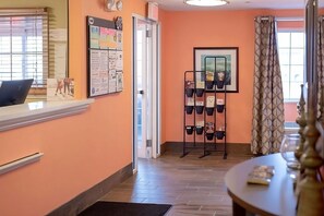 Lobby - Bright Queen Studio Suite | Full Kitchen, BBQ, 6.8 mi to Pittsburgh Speedway (Pittsburgh)