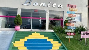 Un edificio con un letrero que dice 'Pousada Bonita' y una escalera con un diseño colorido.