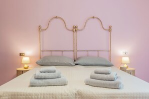 A double bed with a headboard, two pillows, and two bedside lamps. - CASA ZOLIA MENDIA, Freshness in the evening, family apartment with view. (Renzano)