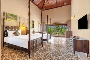 Uma cama com dossel, cabeceira de madeira, mesa de cabeceira e vista para o exterior.