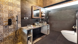Un baño con ducha, inodoro y lavamanos.