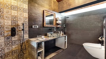 Dusche, kostenlose Toilettenartikel, Handtücher, Seife