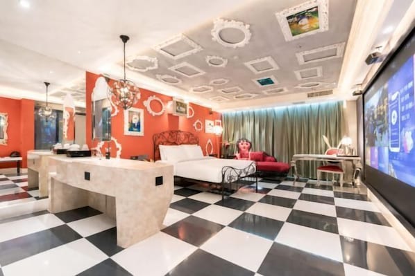 A hotel room with a checkered floor, a bed, a desk, a chair, a TV, and a decorative ceiling. - QING LAI IMAGE ART HOTEL Heda New District(YOUXI HOTEL) (Baoding)