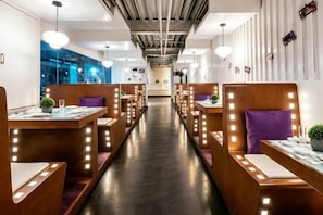 A modern restaurant with booth seating, pendant lighting, and a central aisle. - QING LAI IMAGE ART HOTEL Heda New District(YOUXI HOTEL) (Baoding)