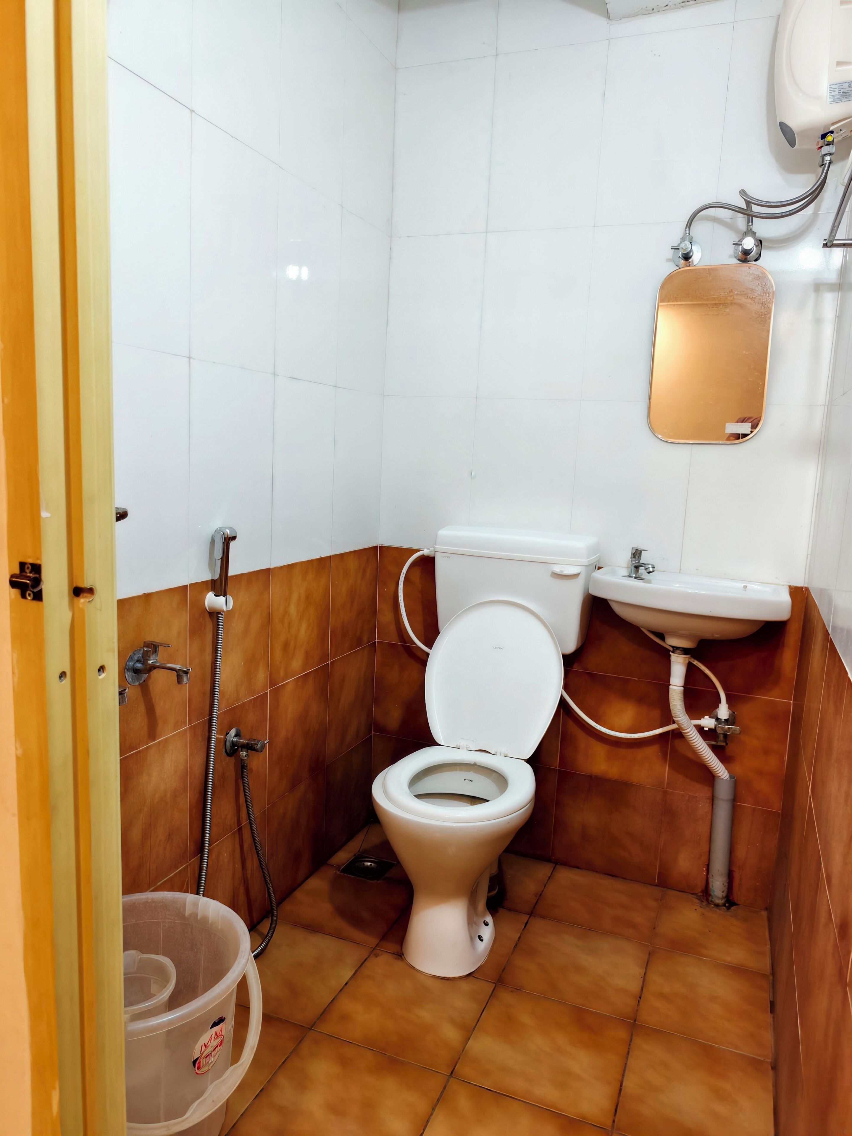 Standard Double Room | Bathroom | Shower, free toiletries, towels, soap