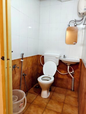 Chambre Double Standard | Salle de bain | Douche, articles de toilette gratuits, serviettes fournies, savon