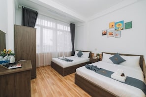 Superior-Vierbettzimmer, Stadtblick | Bügeleisen/Bügelbrett, kostenloses WLAN