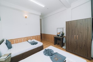 Superior-Vierbettzimmer, Stadtblick | Bügeleisen/Bügelbrett, kostenloses WLAN