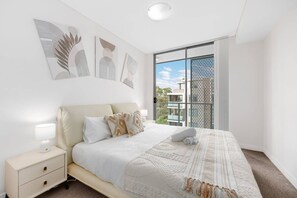 A bedroom with a bed, nightstand, and artwork on the wall. - Hillsdale 3BR|Eastgarden&UNSW with Parking (Hillsdale)