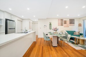 Dining - Camperdown Easy Access Close to USYD &RPA (Camperdown)