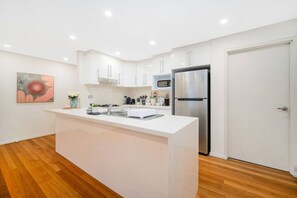 Microwave, oven, stovetop, dishwasher - Camperdown Easy Access Close to USYD &RPA (Camperdown)