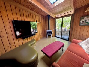 Living area - Nature-Immersed Two Bedroom Home Overlooking Mission Canyon (Santa Barbara)