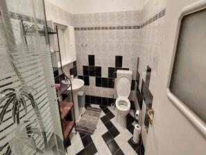 Ein Badezimmer mit Toilette, Waschbecken und Duschkabine.