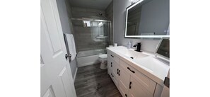 Bathroom - Charming 2-bedroom house with AC in pleasant Carmichael +Hot Tub (Carmichael)