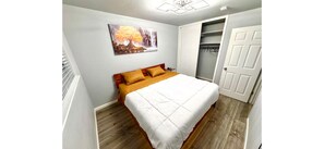 Room - Charming 2-bedroom house with AC in pleasant Carmichael +Hot Tub (Carmichael)