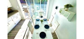 Dining - Charming 2-bedroom house with AC in pleasant Carmichael +Hot Tub (Carmichael)