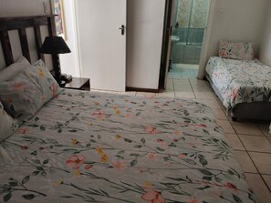 Family Double Room, Patio, Pool View | Peti besi dalam bilik, seterika/papan seterika, Wi-fi percuma 