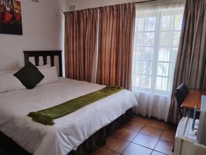 Standard Double or Twin Room, Patio, Garden View | Peti besi dalam bilik, seterika/papan seterika, Wi-fi percuma 