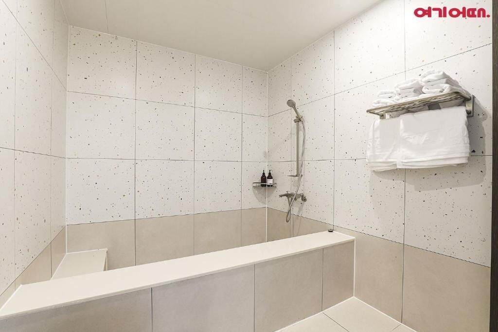 Badekar, designertoalettartikler, hårføner og badekåper