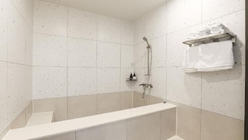Badekar, designertoalettartikler, hårføner og badekåper