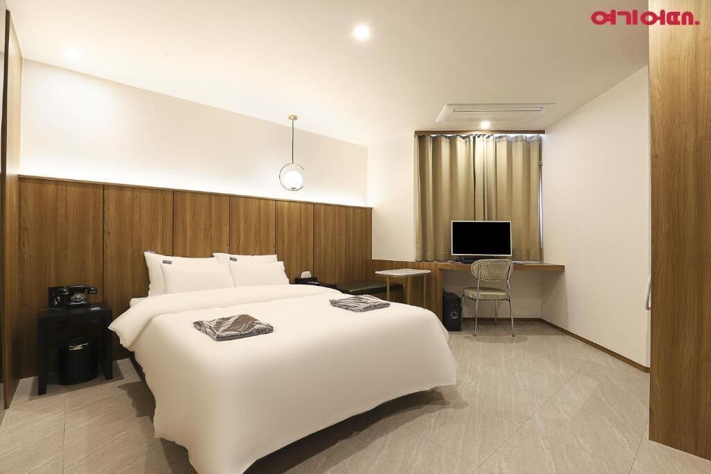 Basic Studio, Balcony, City View | Blackout curtains, iron/ironing board, free WiFi