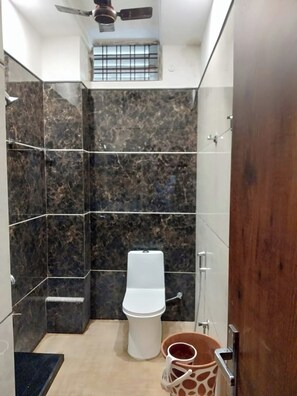 Bathroom - Hotel Shaurya (Varanasi)