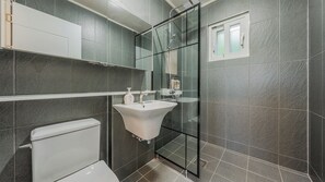 Quarto básico, 3 quartos (Private House A) | 3 quartos, Wi-Fi de cortesia
