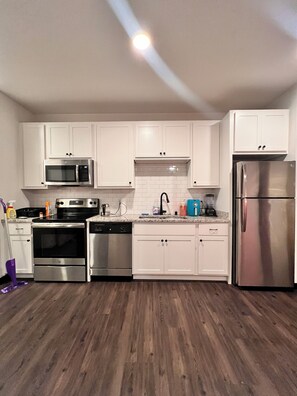 Private kitchen - Cozy 1-bedroom apartment in fantastic Fitchburg with AC, laundry, and amenities (Fitchburg)