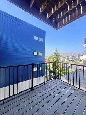 Terrace/patio - Cozy 1-bedroom apartment in fantastic Fitchburg with AC, laundry, and amenities (Fitchburg)