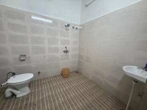Bathtub, towels, soap, toilet paper - Shri old kashi heritage inn (Varanasi)