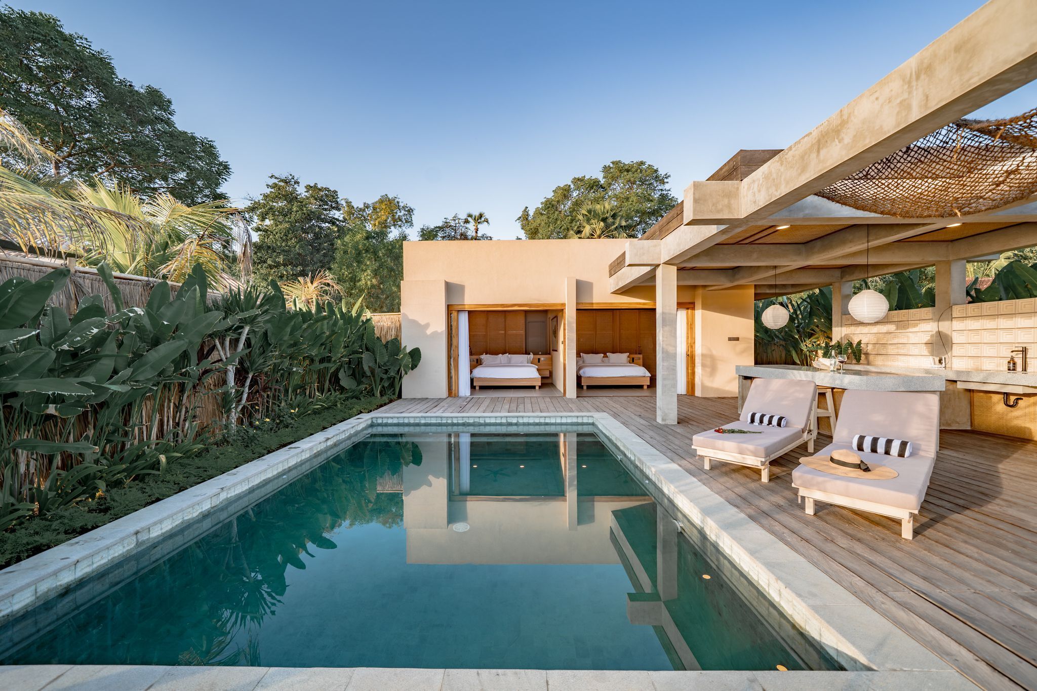 Una piscina al aire libre