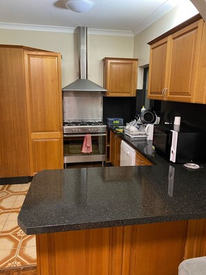 Private kitchen - CUTE VINTAGE HOUSE FOR GIRLS (Burwood Heights)