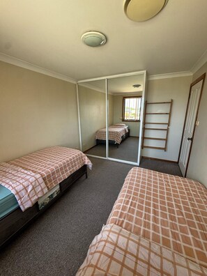 9 bedrooms, iron/ironing board, WiFi, bed sheets - CUTE VINTAGE HOUSE FOR GIRLS (Burwood Heights)