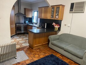 Living area - CUTE VINTAGE HOUSE FOR GIRLS (Burwood Heights)