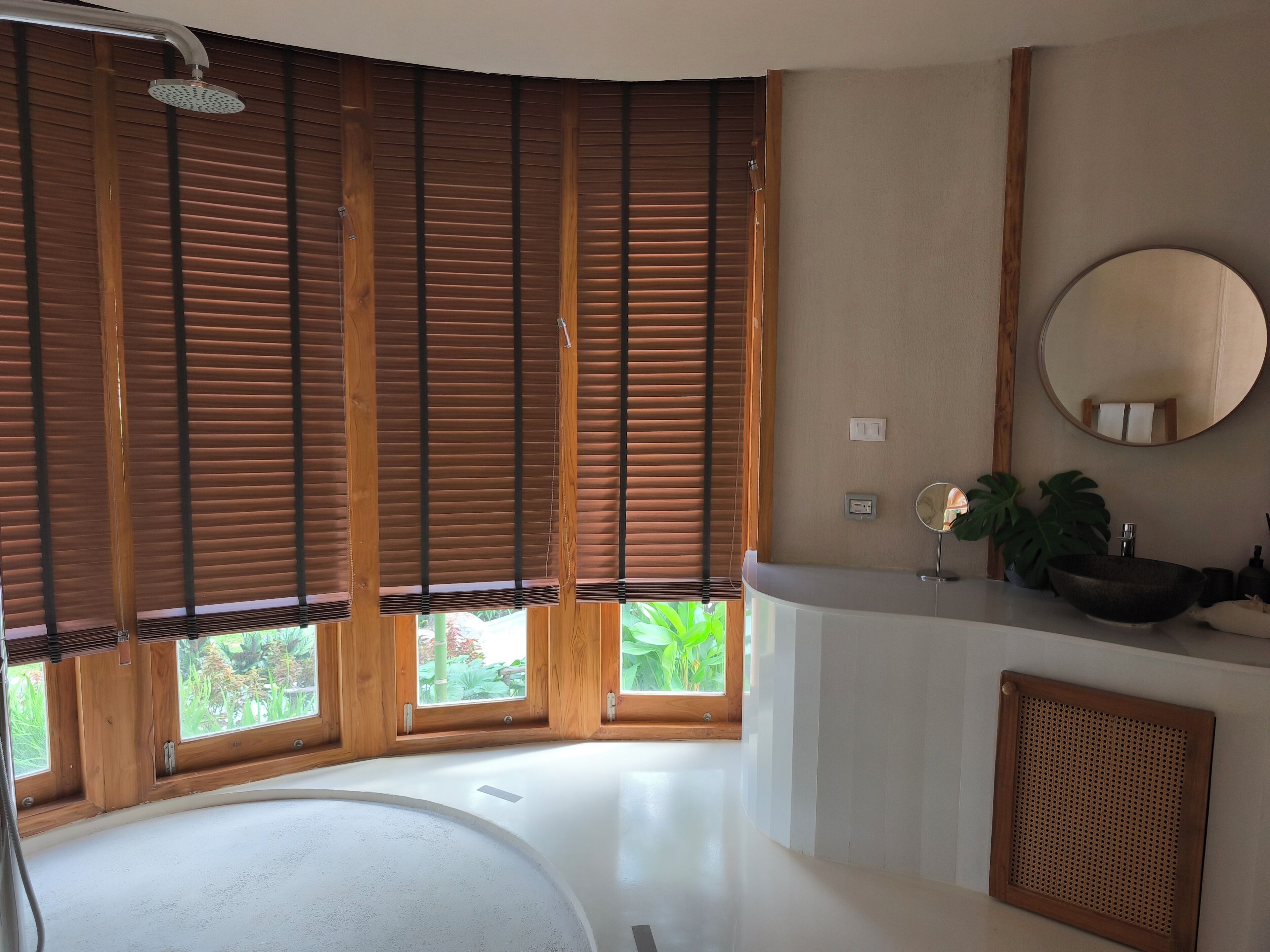 Habitación cuádruple Deluxe, 1 cama King size, se aceptan mascotas, vista a la colina | Ropa de cama de alta calidad y artículos del minibar gratis 
