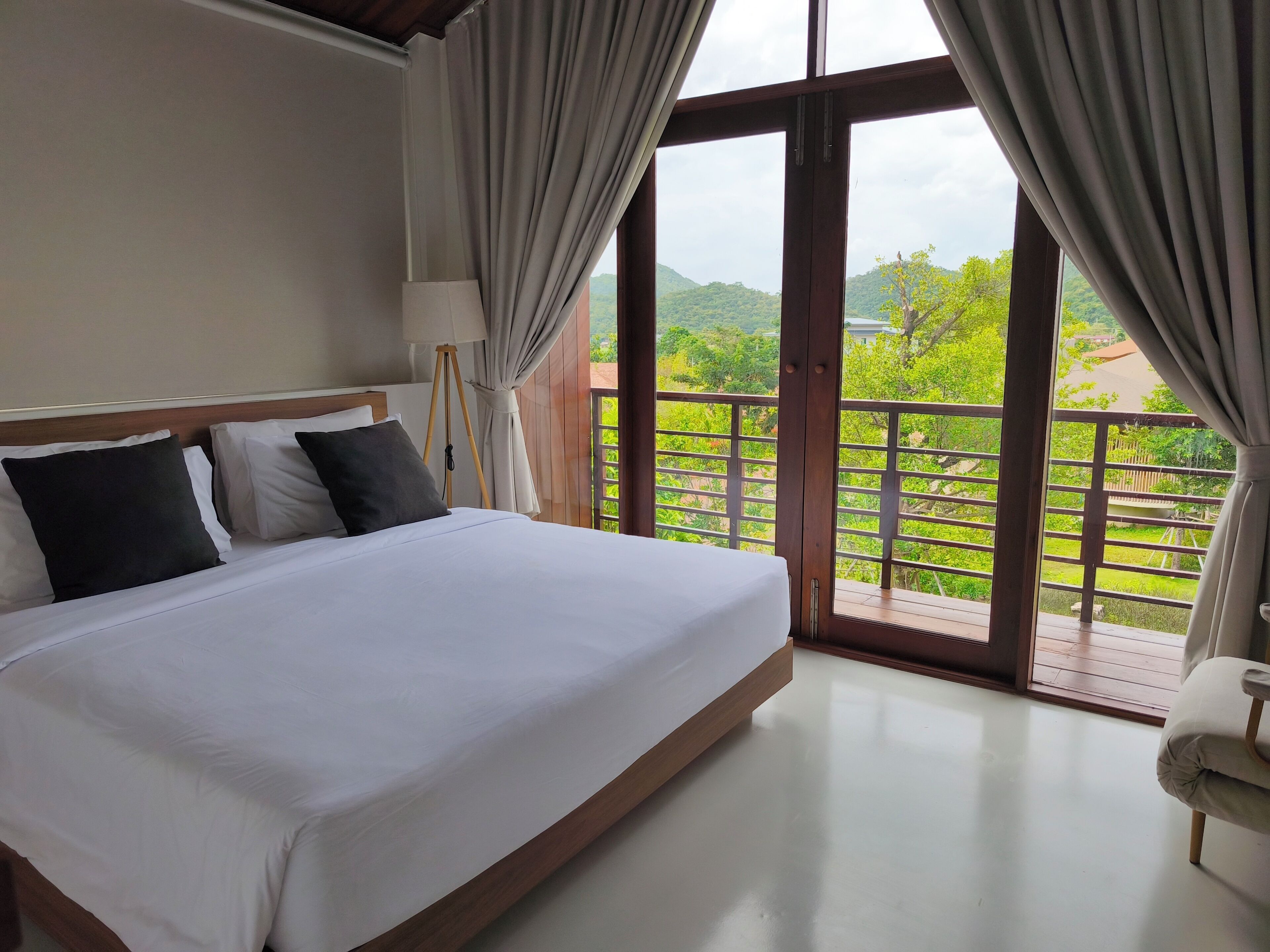 Luxury Studio, 1 King Bed, Pets allowed, Hill View | Free WiFi