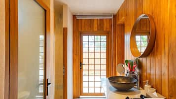 Suite de lujo, varias camas, se aceptan mascotas, vista a la montaña | Baño | Secadora de cabello, toallas, jabón, shampoo
