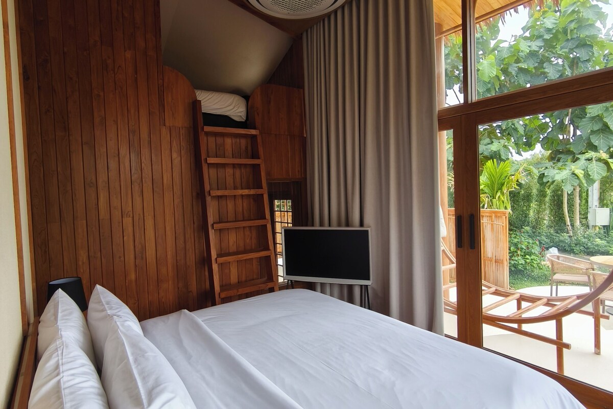 Luxury Suite, Multiple Beds, Pets Allowed, Mountain View | Premium bedding, minibar (free items), rollaway beds (surcharge)