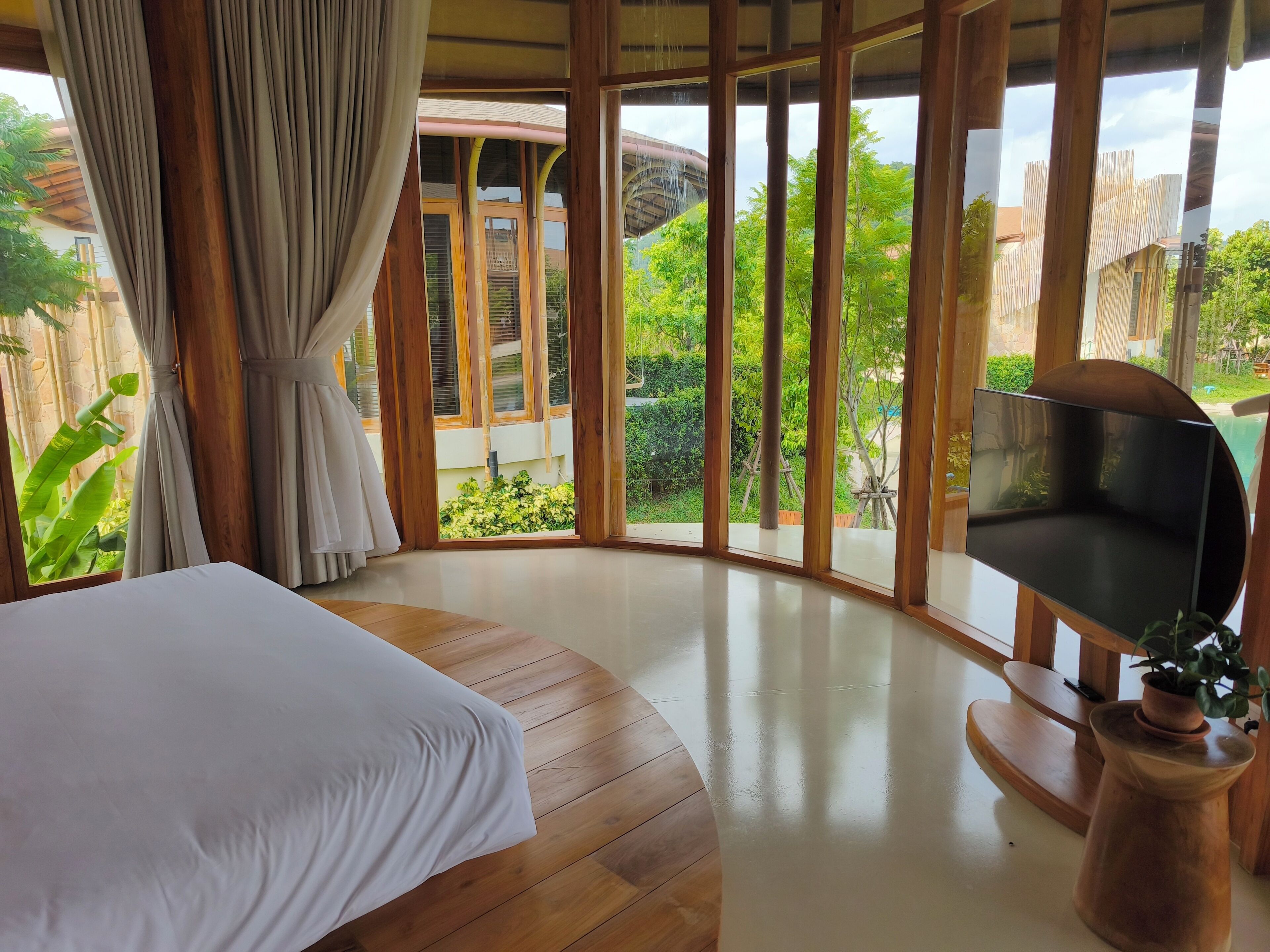 Deluxe Quadruple Room, 1 King Bed, Pets Allowed, Hill View | Premium bedding, minibar (free items), rollaway beds (surcharge)