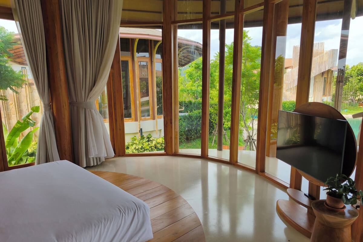 Deluxe Quadruple Room, 1 King Bed, Pets Allowed, Hill View | Premium bedding, minibar (free items), rollaway beds (surcharge)
