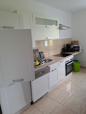 Private kitchen - Vrbo Property (Leuna)
