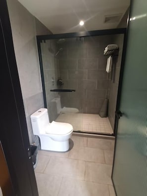 Comfort Double Room, Lake View | Bathroom | Slippers, towels, soap, shampoo - Lake Villa Boutique Guesthouse (Shanghai)
