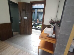 Comfort Double Room, Lake View | Bathroom